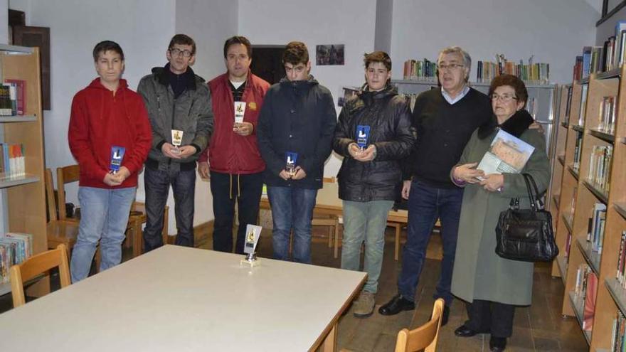 Reparto de premios, con José Fernández y Dolores Castro a la derecha.