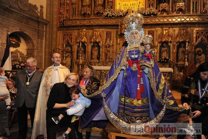 Los niños pasan por el manto de la Fuensanta