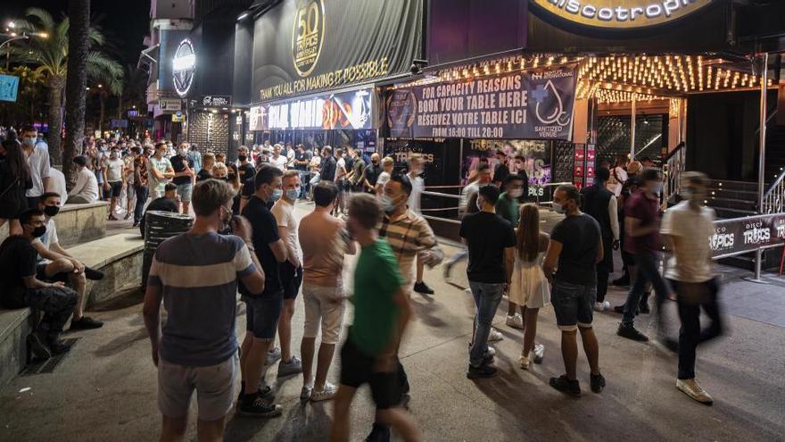 L&#039;exterior de la discoteca Tropics, a l&#039;avinguda Just Marlès, la matinada de divendres