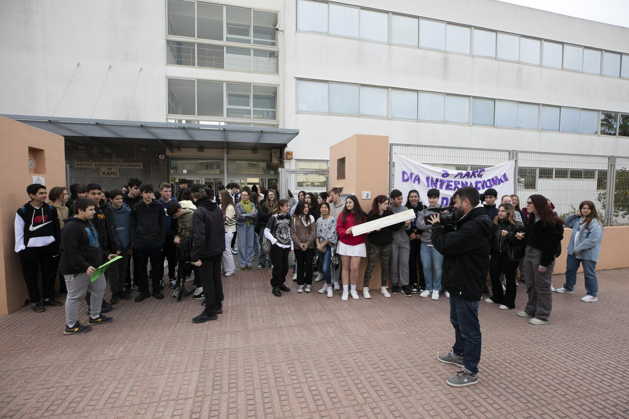 Alumnos y familias del instituto Xarc de Ibiza claman contra Educación por el mal estado del centro