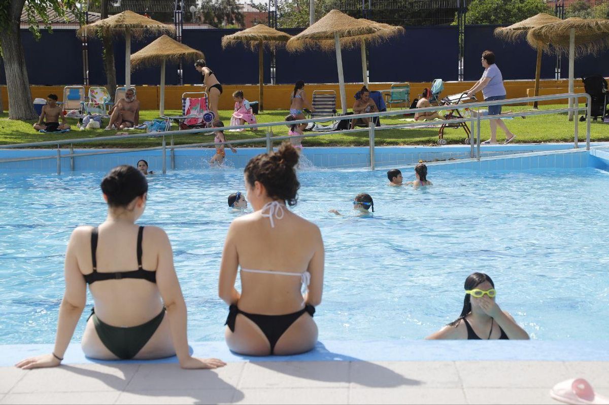 Bañistas disfrutan de la piscina del Santuario.