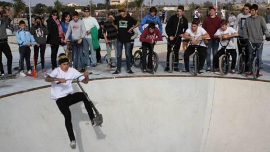 Representantes municipales inauguraron ayer el skate park bajo una gran expectación juvenil.