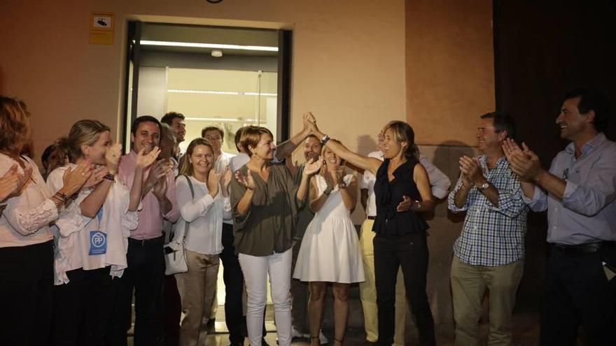 La candidata del PP, Teresa Palmer, celebra los resultados electorales en la sede del partido.