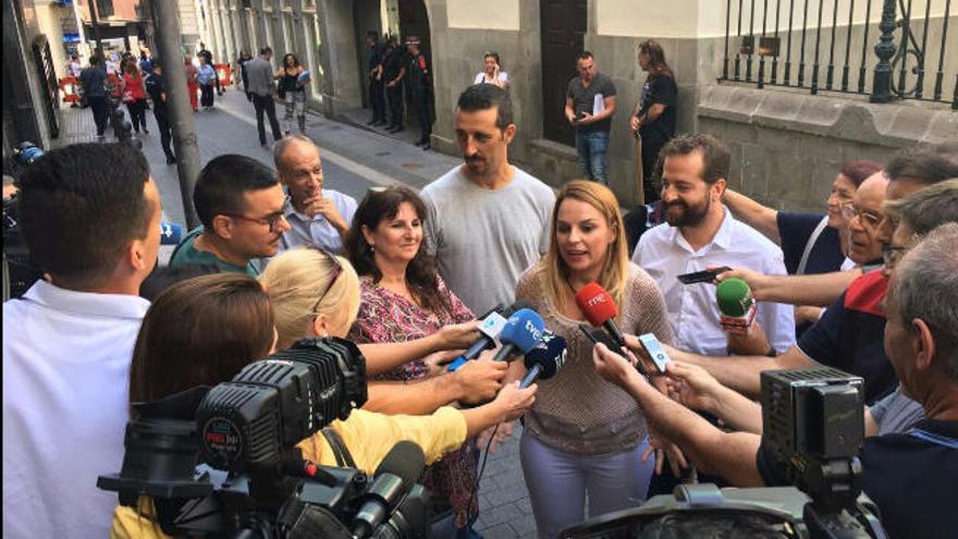 Noemí Santana atendiendo a los medios en el exterior del Parlamento.