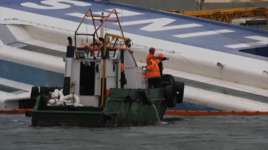 El temporal hunde un barco en Algeciras