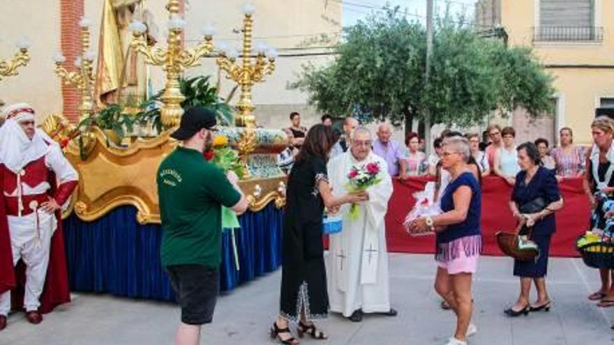 La ofrenda floral recorrió las calles de la ciudad, y numerosos festeros y comparsistas se sumaron a esta muestra de fe al patrón de la localidad.