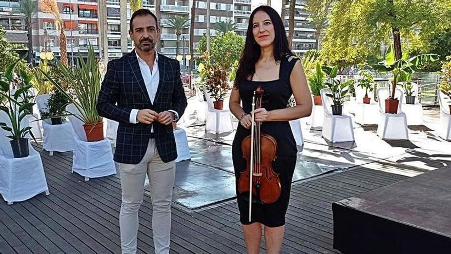 El alcalde de Cañete, Félix Romero, y la violinista montillana Eles Bellido. | CÓRDOBA