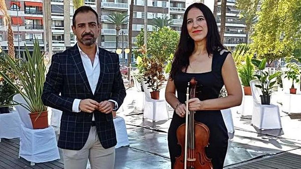 El alcalde de Cañete, Félix Romero, y la violinista montillana Eles Bellido. | CÓRDOBA