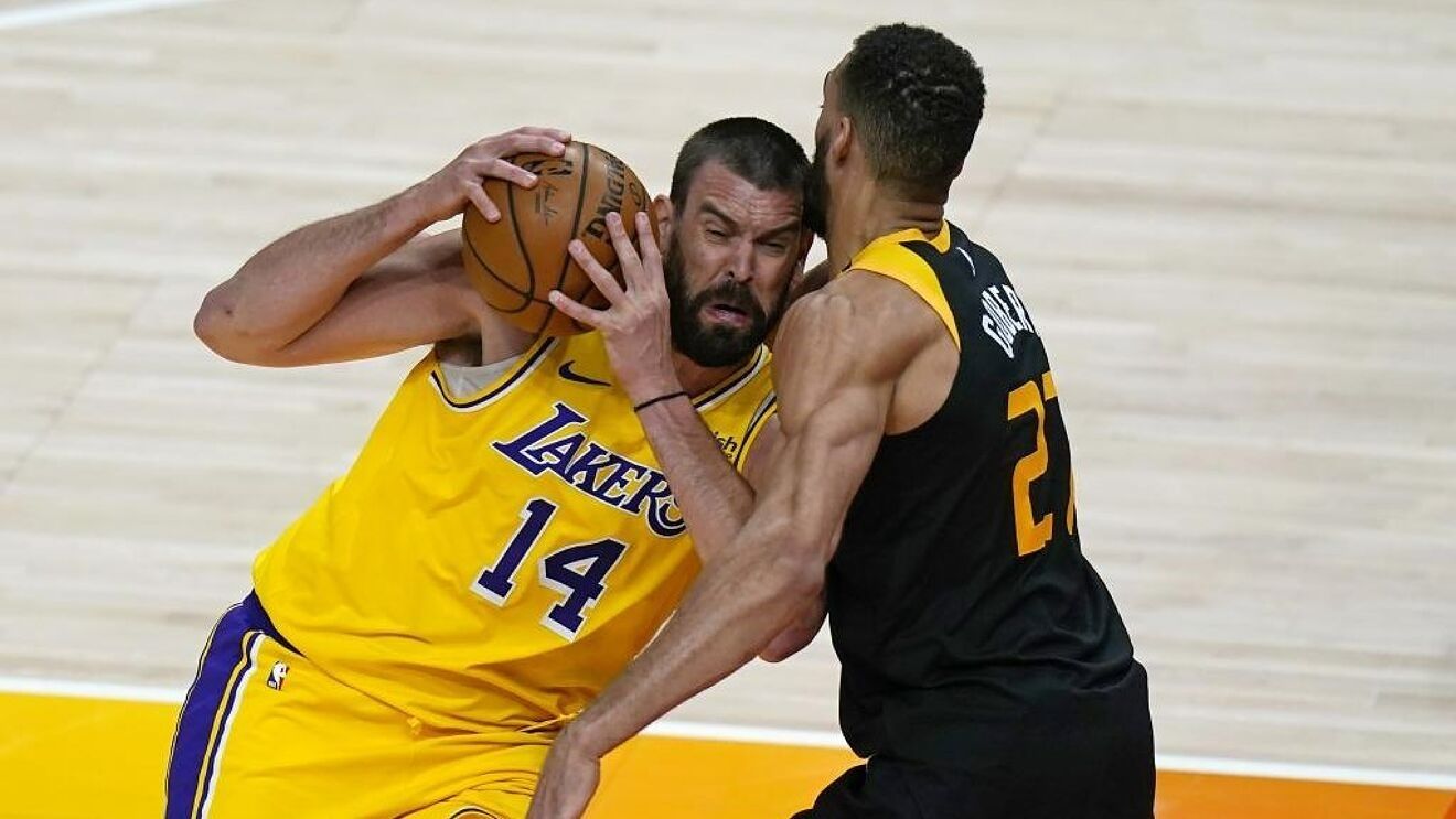 Marc Gasol encara a Gobert en un Lakers-Jazz de la pasada temporada.