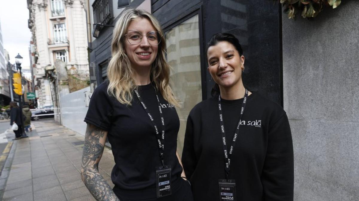 Paula González, a la izquierda, con Sara Rodríguez, ayer, en Los Moros.