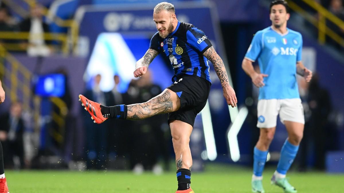 Dimarco rematando a puerta durante el partido ante el Nápoles