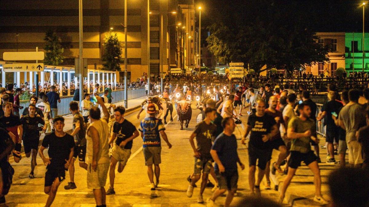 Imagen de uno encierros de toros embolados de este verano en Sagunt.