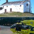 Arriba, la capilla de Santa Ana, en San Juan de Piñera (Cudillero). Abajo, el helicóptero de Bomberos, durante la intervención en la Concha de Artedo.