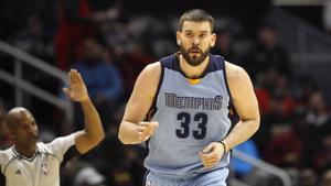 Marc Gasol, pívot de los Memphis Grizzlies, celebra un triple anotado contra los Atlanta Hawks.