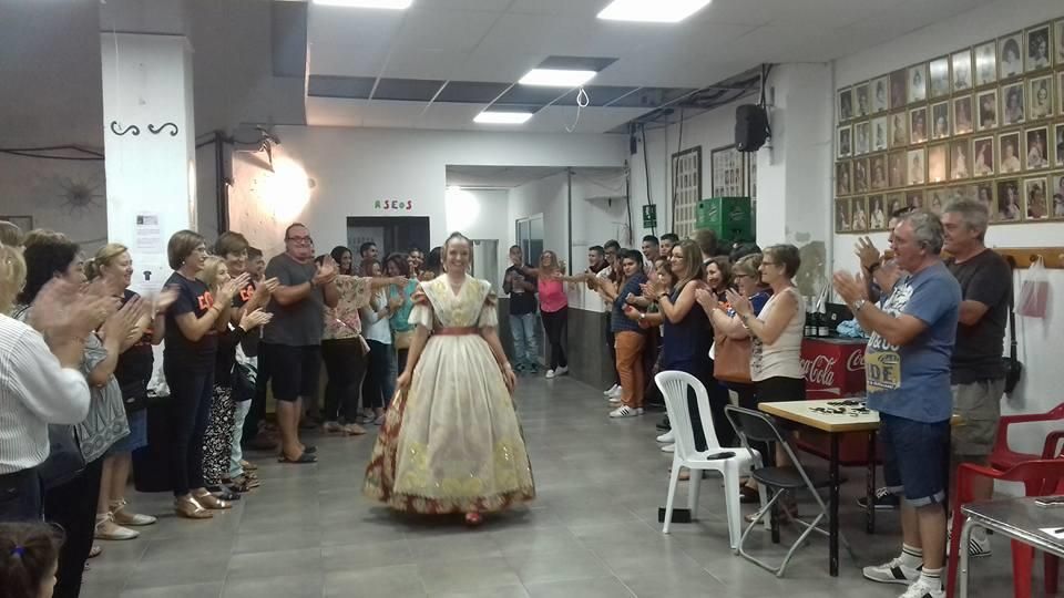 No todas las fallas celebraron el éxito, pero se sintieron orgullosos de sus candidatas. Beatriz Guillén, arropada por los falleros de Dama de Elche.