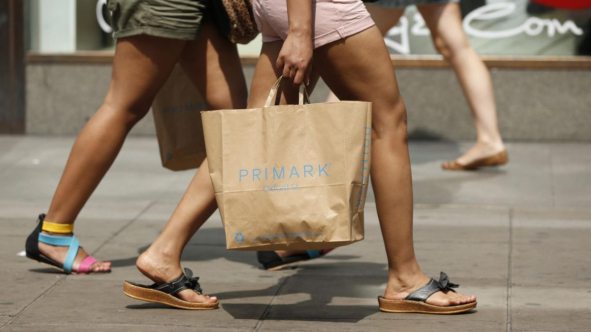 Una chica con su bolsa de Primark