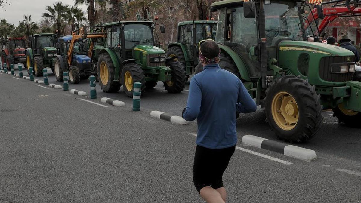 Un runner atraviesa la ronda norte de Valencia, cortada este martes.