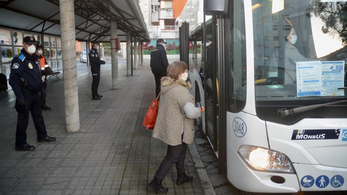 Una usuaria entra en un autobús en Pontevedra. / R. Vázquez
