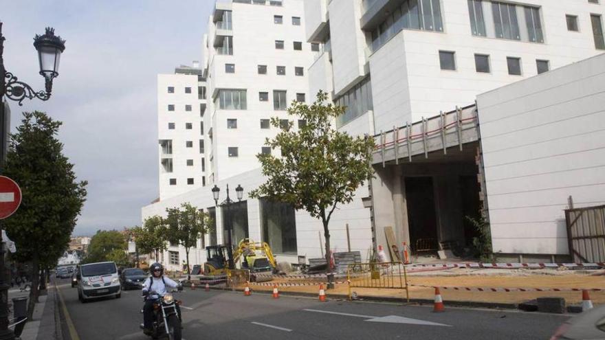 La calle Víctor Chávarri, ayer, con los trabajos en marcha junto al edificio del Vasco.