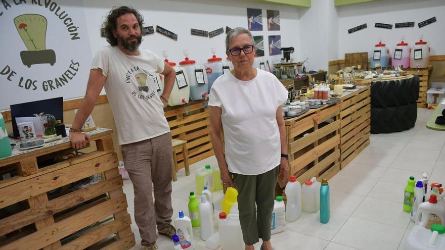 Una vecina de A Coruña se lleva su peso en productos de limpieza: Más de 50 kilos de detergentes, suavizantes o friegaplatos