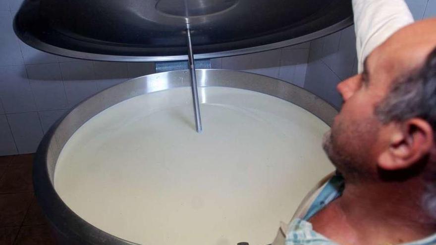 Un ganadero muestra el tanque de leche de su explotación.