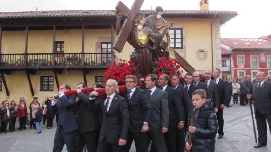 Llanes se llena en la procesión del Cirineo, la Dolorosa y la Magdalena