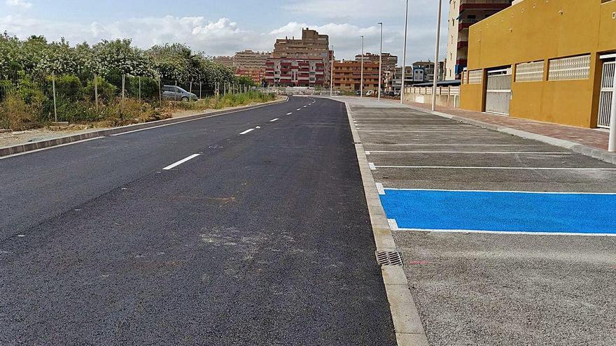 El vial perimetral que permite la descongestión de la playa de Tavernes.