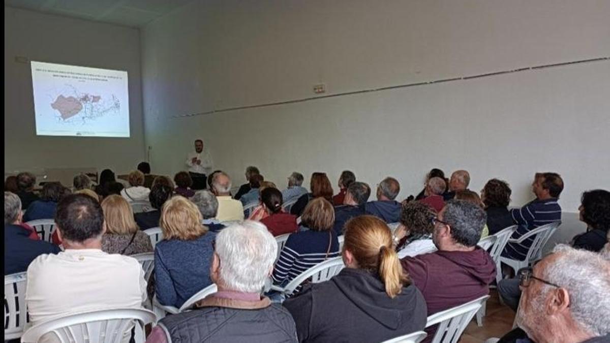 Público asistente a una de las charlas informativas de la Mancomunitat de la Costera-Canal.