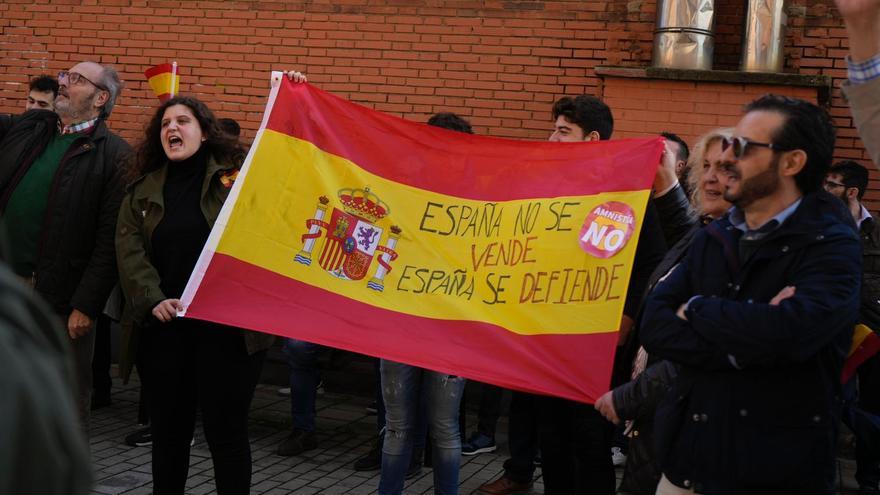 Vox, frente a la sede del PSOE en Zamora: &quot;Pedro, cabrón, trabaja de peón&quot;