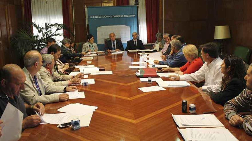 Alcaldes y responsables del programa, durante la comisión de seguimiento celebrada ayer.