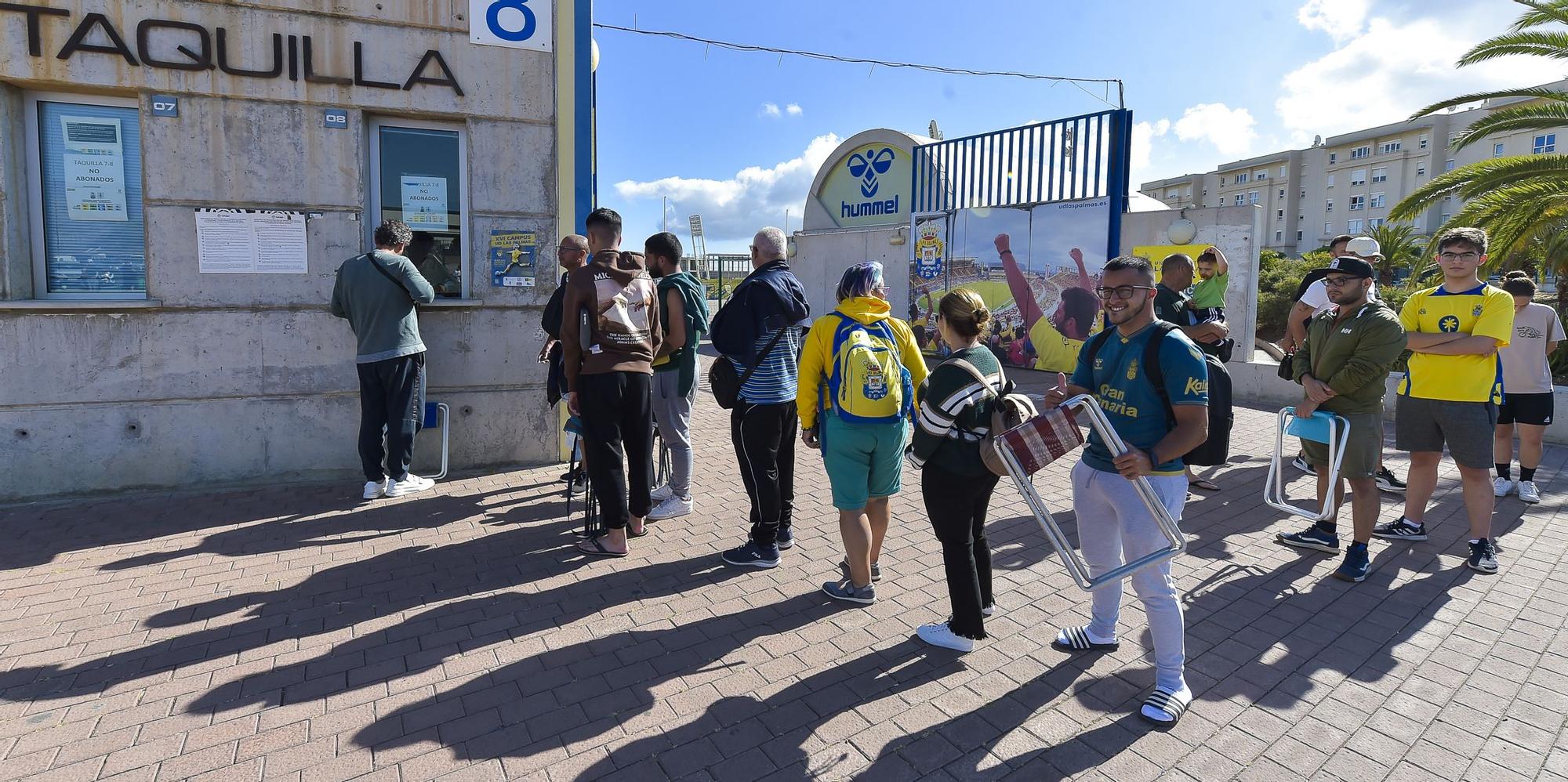 Colas para retirar las entradas de la UD Las Palmas - CD Tenerife de playoff