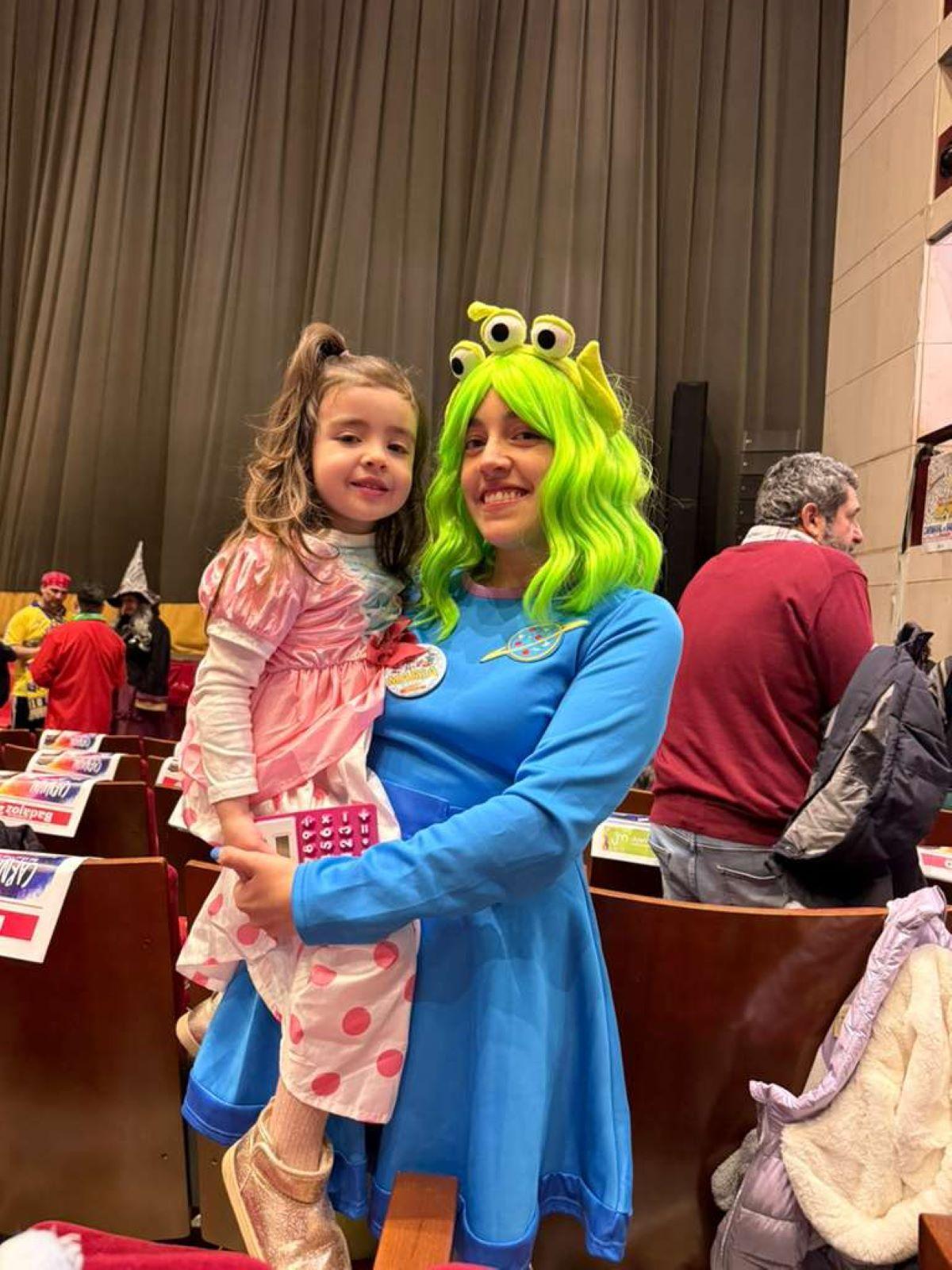 Marta en brazos de su madre Marhya Hurtado en el teatro López de Ayala en la Gran Final del Comba 2026.