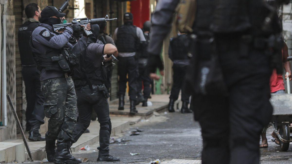 Membres de la Policia participen en un operatiu contra narcotraficants que va derivar en la mort de 27 civils i un policia, el 6 de maig de 2021, a Rio de Janeiro