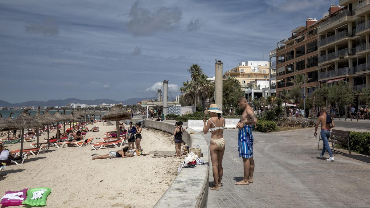 Touristen an der Playa de Palma