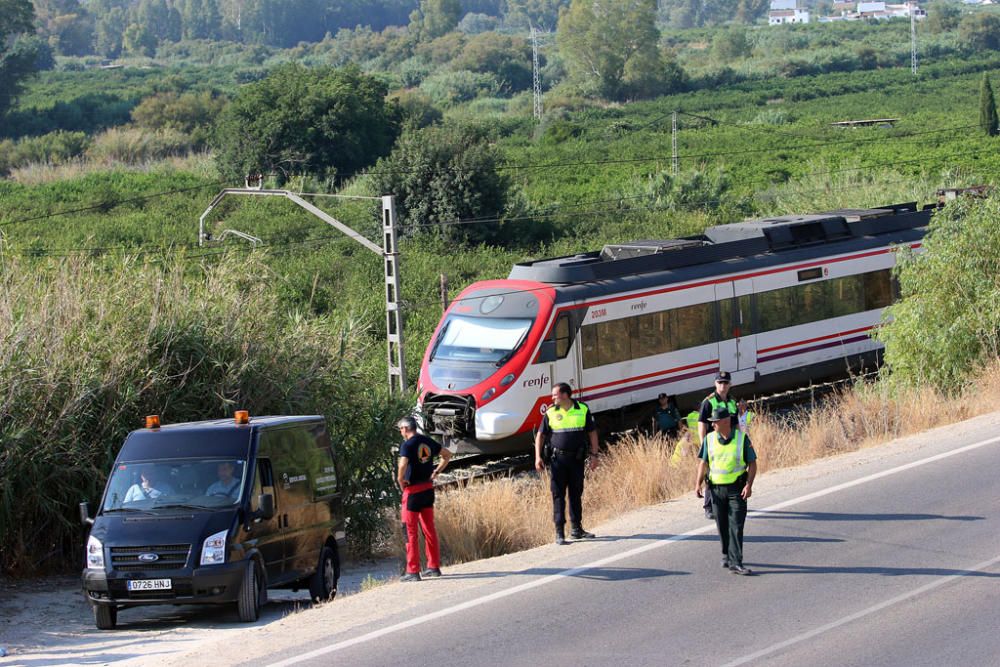 La menor era perdida de vista por sus padres cuando estos cenaban el miércoles por la noche, activándose un dispositivo de búsqueda. El cuerpo de la niña era localizado junto a la vía del tren