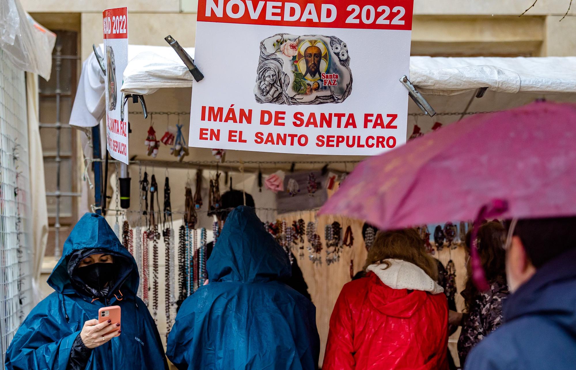 La Policía Local ha estimado una asistencia de cerca de cien mil peregrinos que han acudido a la Santa Faz. Un tercio de los 300.000, que siempre según el Ayuntamiento, hicieron la Santa Faz en 2019, la última edición antes de la pandemia.