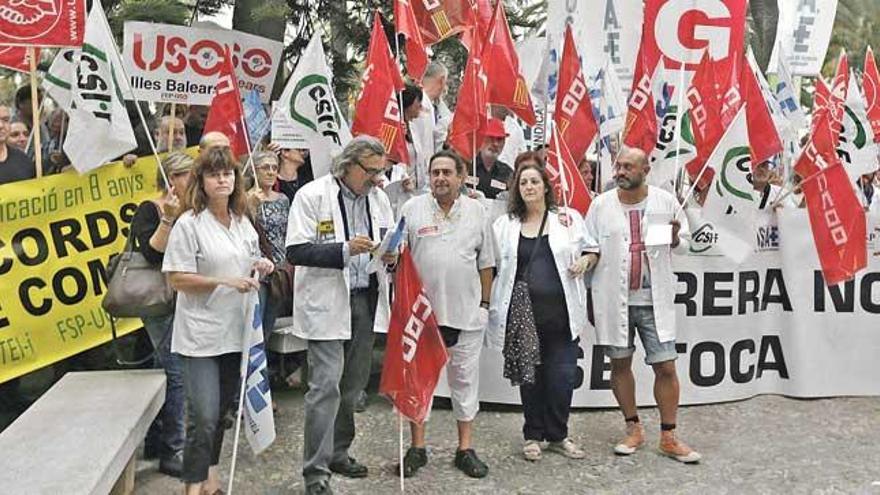 Manifestación de trabajadores sanitarios frente al Consolat de Mar el pasado 8 de octubre.