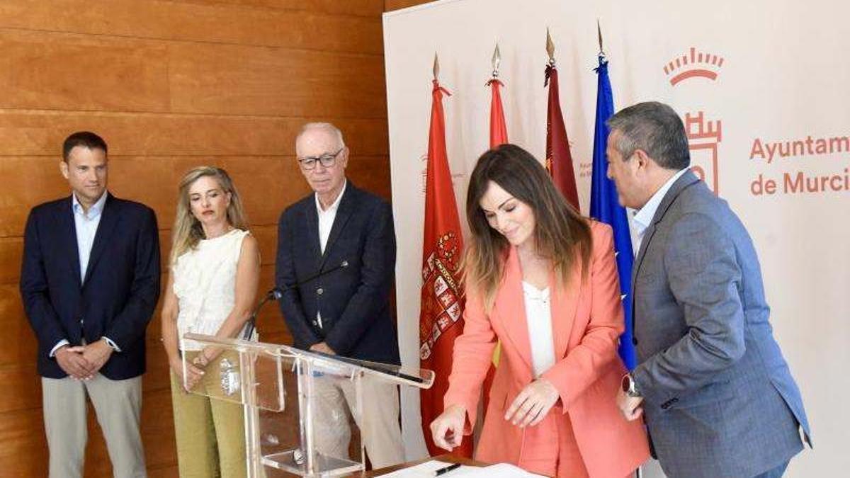 La alcaldesa Rebeca Pérez y el consejero Joaquín Buendía firman el protocolo de colaboración.