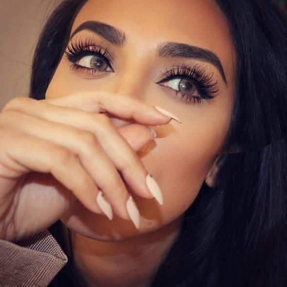 La 'mano de dino' de Huda Kattan