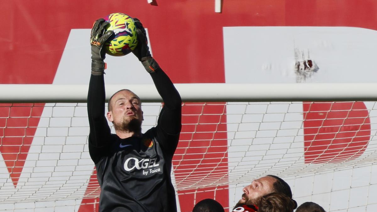 Rajkovic atrapa el balón durante el partido ante el Real Madrid.