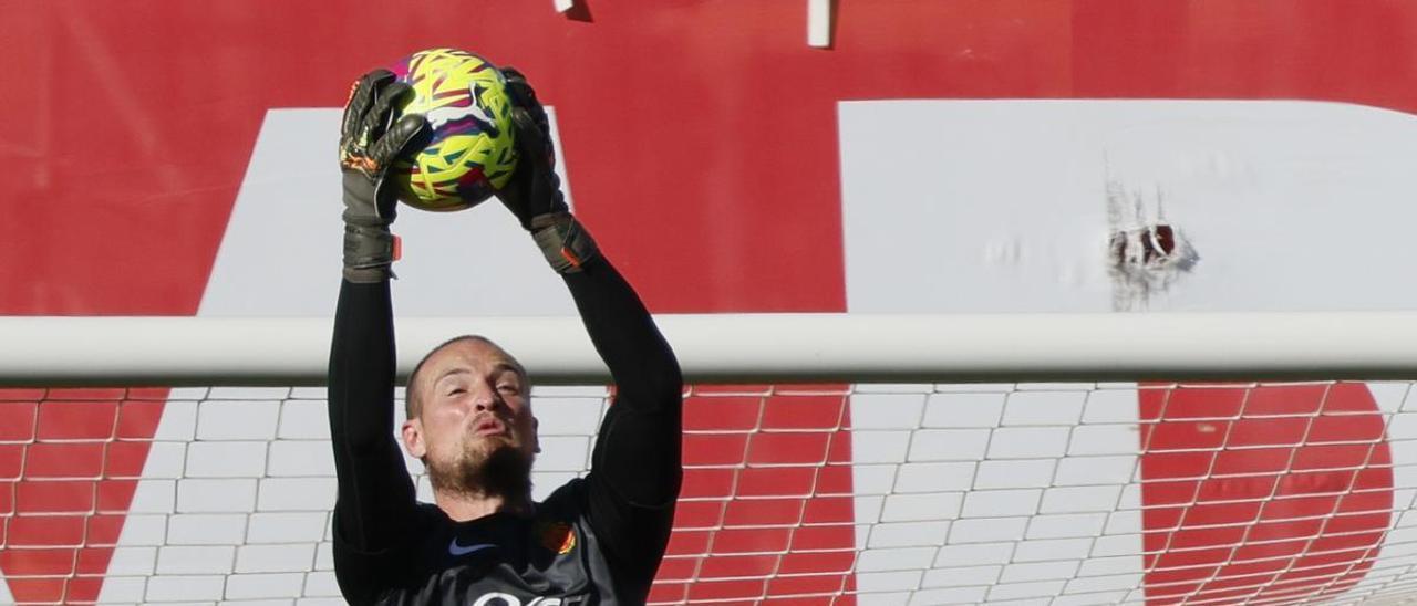 Rajkovic atrapa el balón durante el partido ante el Real Madrid.