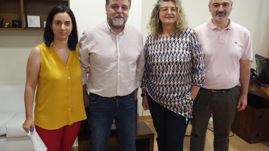 Conchi García junto al alcalde y el presidente de la Junta Central