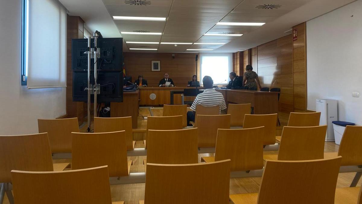 El acusado, sentado en el banquillo por este delito de lesiones, en la Audiencia Provincial de Castellón.
