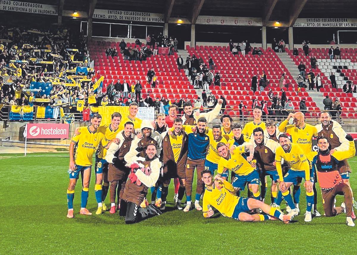 El plantel de la UD festeja el triunfo en León.