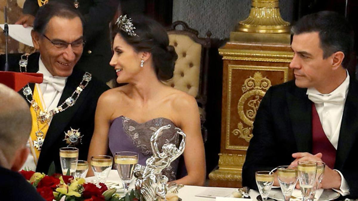 Letizia Ortiz conversa con el presidente de Perú, Martín Alberto Vizcarra