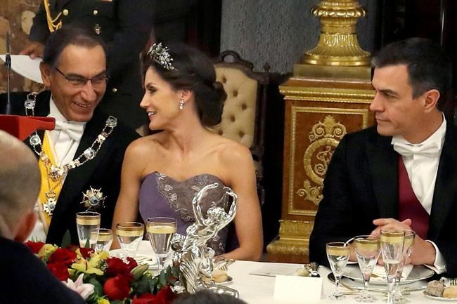 Letizia Ortiz conversa con el presidente de Perú, Martín Alberto Vizcarra
