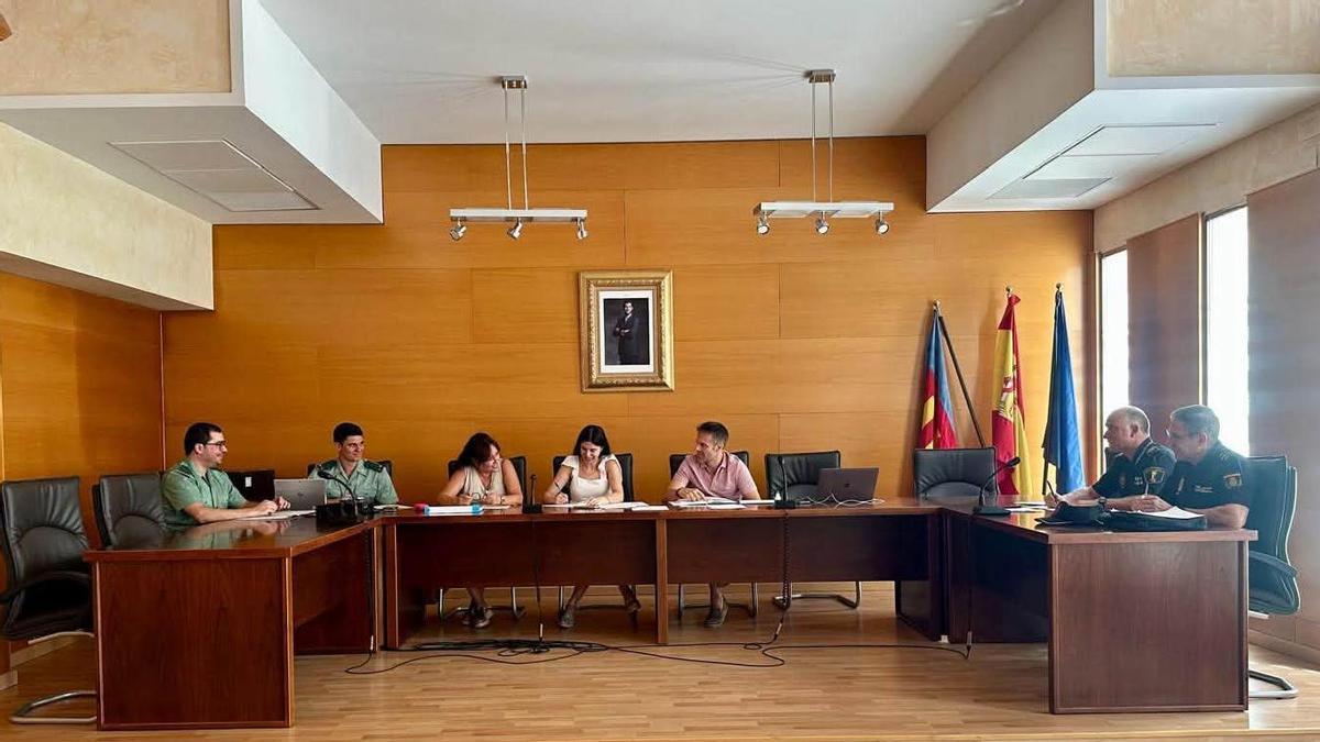 Asistentes a la Junta de Seguridad del Ayuntamiento del Genovés.