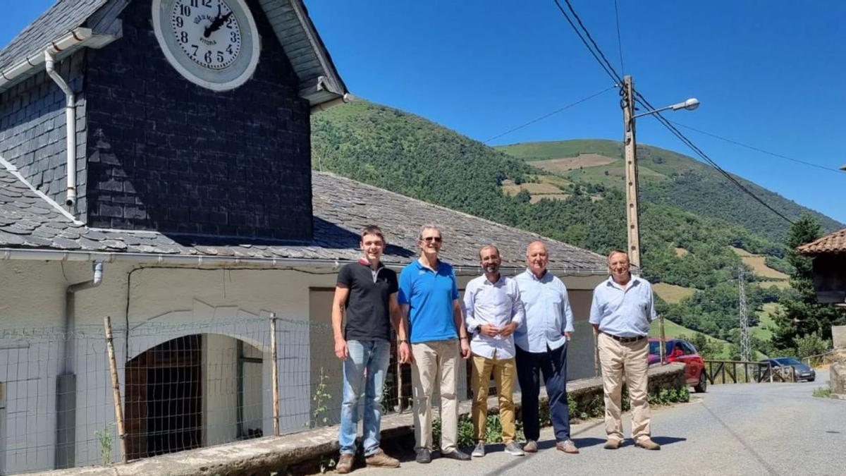 Cangas del Narcea pone en marcha el reloj de la escuela de Llamera | R. T. C.