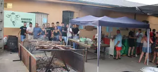 Sagallos se une en la cena popular de sus fiestas