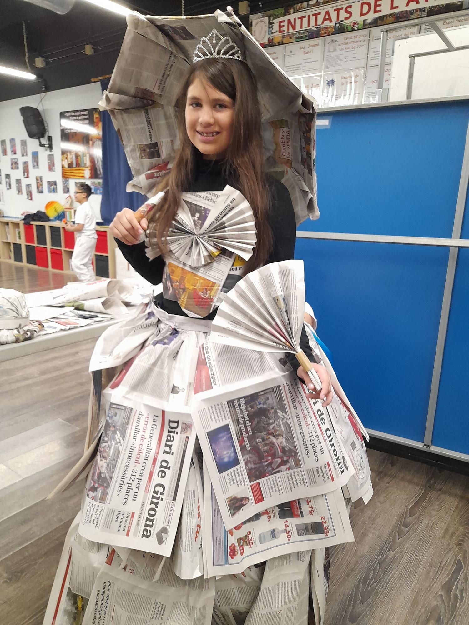 Disfresses amb papers de diari per desfilar al carnaval de Santa Eugènia de Girona